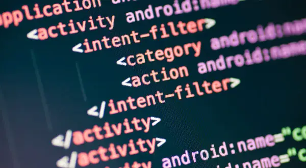 Fragment kodu XML, który pokazuje, jak otworzyć plik XML w kontekście aplikacji Android. Widać tagi `<activity>`, `<intent-filter>`, `<category>` i `<action>`.