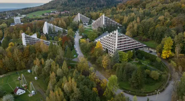 Widok z lotu ptaka na architekturę sanatorium w otoczeniu jesiennego lasu. Zastanawiasz się, ile się dopłaca do sanatorium?