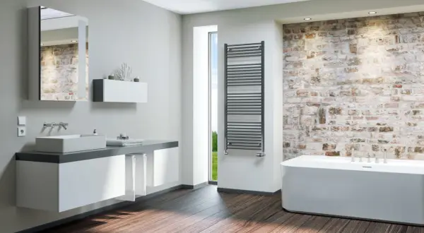Nowoczesna łazienka z wanną, umywalką i designerską drabinką na ręczniki.