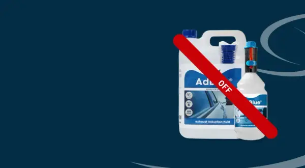Två behållare med AdBlue, en stor dunk och en mindre flaska, med en röd diagonal linje över som indikerar "OFF". Ett problem med AdBlue kan lösas med dessa.