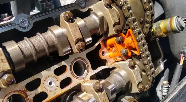 Silnik Toyota Auris z widocznym rozrządem. To łańcuch, nie pasek.