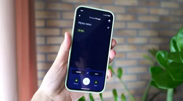 Telefon z aplikacją Tłumacz Google. Możesz wpisać tekst, użyć głosu lub aparatu do tłumaczenia. Dostępny jest tłumacz offline.