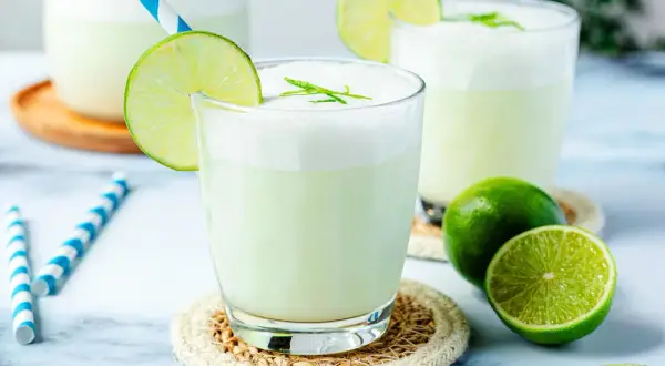 Erfrischende alkoholfreie Cocktails mit Limettenscheiben und Strohhalmen. Perfekt für heiße Tage!