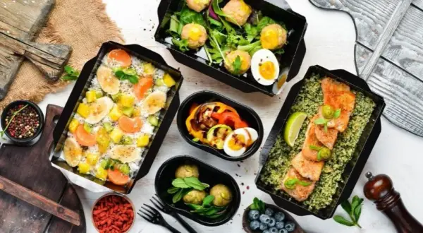 Catering dietetyczny: jak wygląda dostawa i co warto wiedzieć