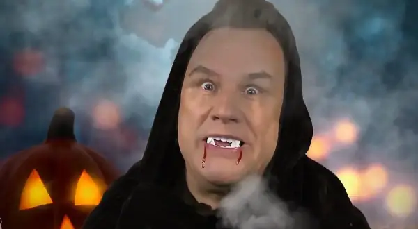 Ein Mann mit Vampirzähnen und blutigen Lippen, im Hintergrund eine leuchtende Kürbislaterne. Vielleicht die wahre Bedeutung von Halloween?