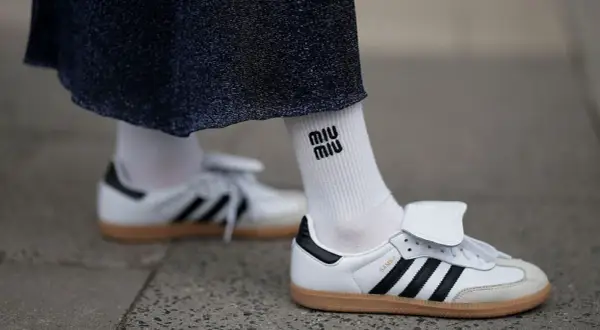 Modne sneakersy 2026 - Jak wybrać i nosić?
