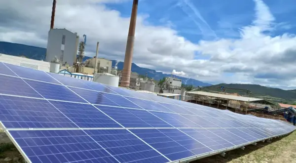 Paneles solares en Navarra, un paso hacia la sostenibilidad. La industria se moderniza con subvenciones para placas solares, aprovechando la energía limpia.