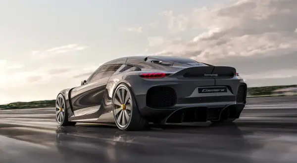 Szary Koenigsegg Gemera na mokrej nawierzchni. Zastanawiasz się nad Koenigsegg Gemera cena?