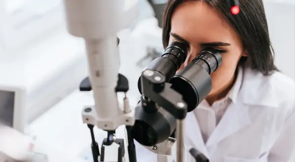 Okulista czy optometrysta? Jak wybrać specjalistę do badania wzroku?