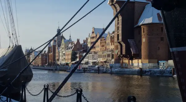 Zimowy Gdańsk, Żuraw i kamieniczki nad Motławą. Jak dojechać z dworca w Gdańsku na plażę? Można spacerem lub tramwajem wodnym.