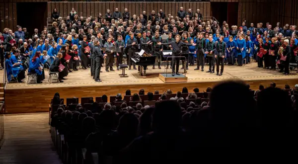 Ile trwa koncert w filharmonii? Planuj wieczór bez stresu!