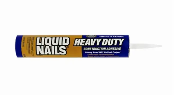 Tubka z klejem budowlanym Liquid Nails Heavy Duty. To gwóźdź w płynie, który zapewni trwałe połączenie.