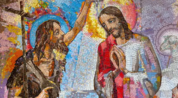 Chrzest Jezusa w Jordanie przez świętego Jana Chrzciciela. Mozaika przedstawia biblijną scenę z kolorowym tłem.