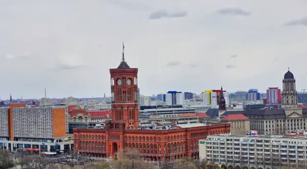 Das Rote Rathaus Berlin, ein imposantes Backsteingebäude mit Turm, dominiert die Stadtsilhouette.