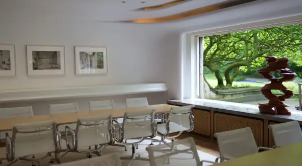 Konferenzraum in der Villa Waldfrieden Wuppertal mit Blick ins Grüne und moderner Kunst.
