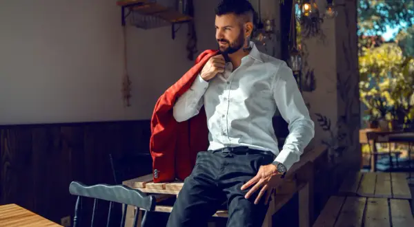 Koszula regular fit - co to znaczy i dlaczego warto ją nosić?