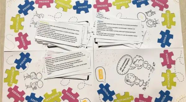 Plansza z puzzlami "Kim jestem? 20 odpowiedzi" zachęca do rozmów o relacjach z rodziną, przyjaciółmi i w szkole.