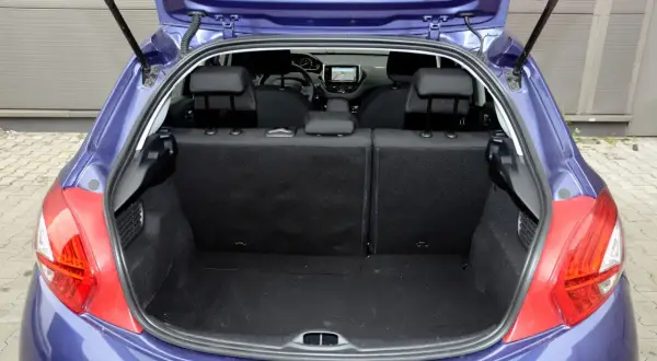 Bagażnik Peugeota 208, pokazujący jego przestronność, idealny do codziennych potrzeb. Sprawdź peugeot 208 wymiary.