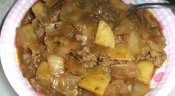 Herzhaftes schichtkraut mit hackfleisch im topf, eine deftige Mahlzeit, die Leib und Seele wärmt.
