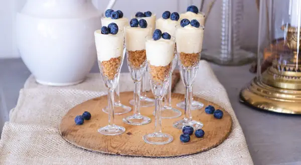 Sju eleganta dessert i glas med krämig fyllning och smulig botten, toppade med blåbär. En festlig och läcker dessert.