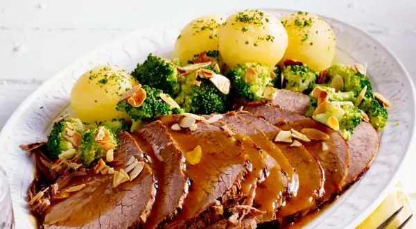 Sauerbraten, Kartoffelklöße und Brokkoli mit Mandelsplittern. Perfekt für Rezepte Sauerbraten selbst einlegen.