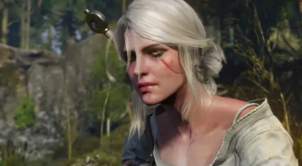 Ciri, z bliznami na twarzy i zielonymi oczami, w lesie. Jej miecz wystaje zza głowy. Wiedźmin 3.