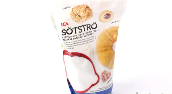 ICA Sötströ, ett sötningsmedel baserat på steviolglykosider och erytritol, perfekt för att ersätta socker i bakverk och drycker.