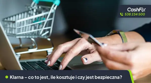 Kobieta płaci kartą online, obok wózek sklepowy. Czy Klarna jest bezpieczna? Dowiedz się więcej o tej metodzie płatności.