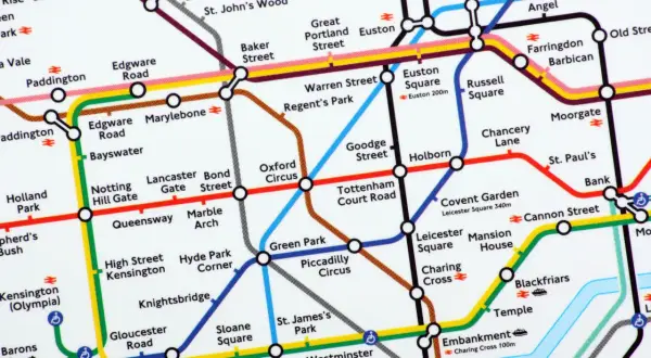 Fragment mapy linii metra w Londynie z zaznaczonymi stacjami: Paddington, Baker Street, Oxford Circus, Victoria, Bank.