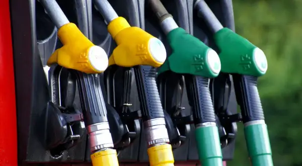 Pistolets de pompe à essence, certains jaunes pour le diesel, d'autres verts. Attention à ne pas mettre d'huile diesel dans un moteur essence !