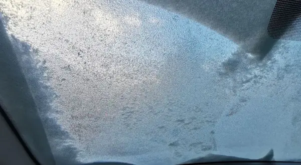 Mroźny widok przez zaparowaną szybę auta. Czekam na naprawę pękniętej szyby, by znów widzieć drogę.