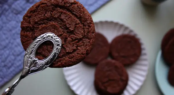 En chokladkaka lyfts med en silvergaffel. Flera liknande kakor ligger på en vit tallrik. Perfekt för en snabb kaka!