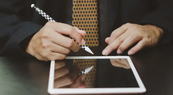 Firma digitale su tablet per procura per locazione immobile fac simile.