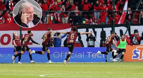 Andrzej Grajewski, prezes Widzewa, rozmawia przez telefon podczas meczu. Piłkarze świętują bramkę.