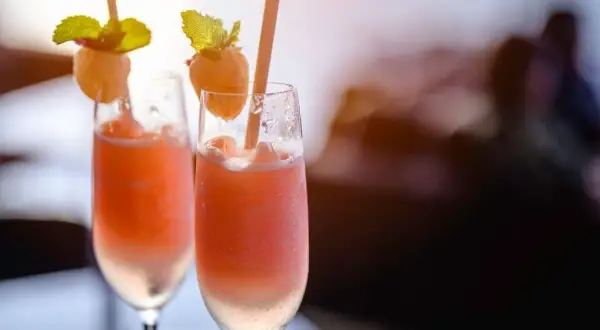 Najlepsze drinki kobiece: odkryj smaki, które zachwycą każdego