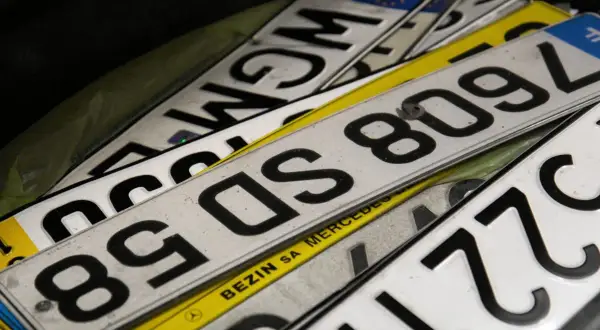 Stos tablic rejestracyjnych, w tym numerów z literami "SD" i cyframi "809", czeka na pch rejestracja.