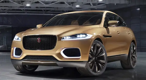 Złoty Jaguar F-Pace prezentuje się elegancko. Wiele osób szuka jaguar f pace opinie, by poznać jego zalety.