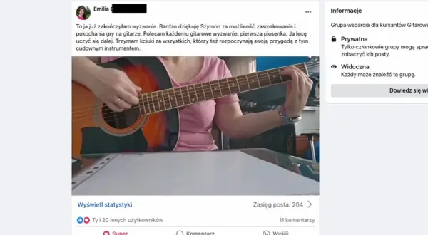 Kobieta gra na gitarze, ucząc się grać. To świetny sposób na rozpoczęcie przygody z tym instrumentem, jak grać na gitarze.
