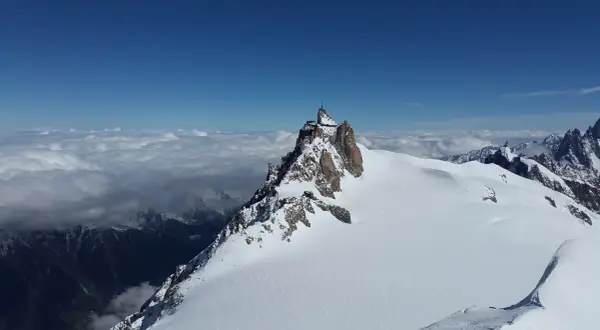 Szczyt Aiguille du Midi, gdzie są Alpy, góruje nad morzem chmur.