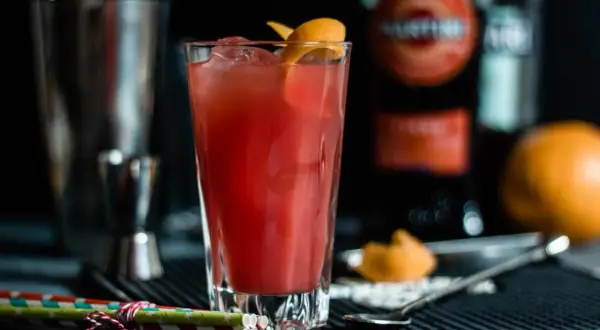 Orzeźwiający drink z Martini Fiero i prosecco, ozdobiony skórką pomarańczy. Idealny na letnie wieczory.