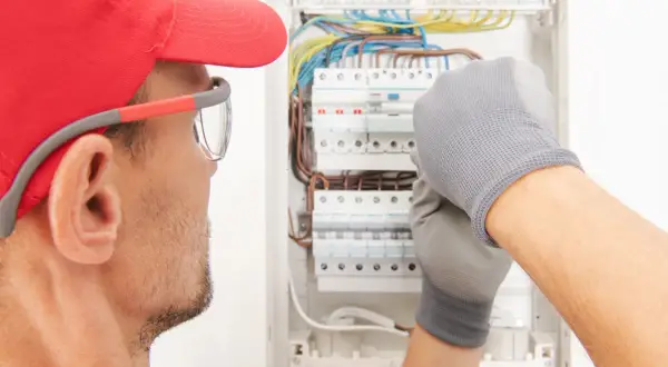 Inżynier elektryk w Polsce: Ile zarobisz? Doświadczenie, OZE, uprawnienia.