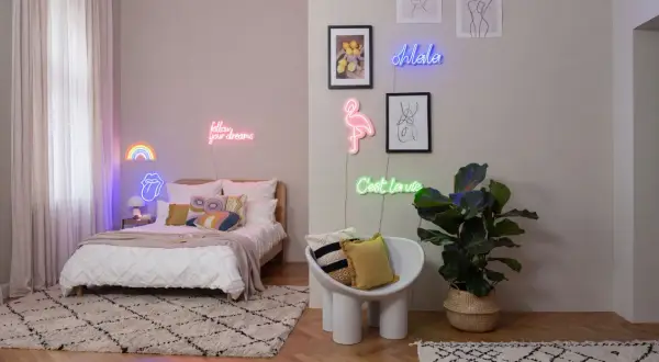 Gemütliches Schlafzimmer mit bunter Neon-Deko, die eine moderne und **ästhetische Zimmer Einrichtung** schafft.