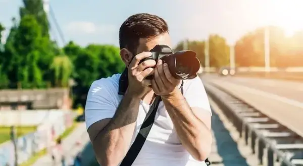 Czym zajmuje się fotograf? Od pasji do biznesu przewodnik eksperta