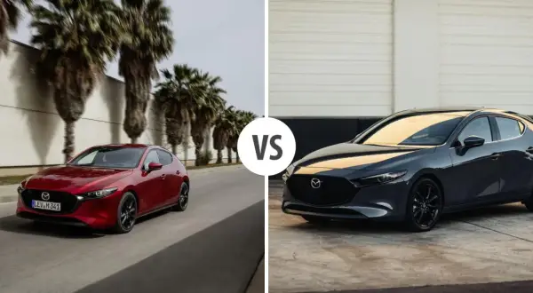 Dwa modele Mazda 3 sedan: czerwony na tle palm i ciemnoszary na tle budynku.
