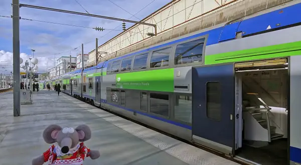 Une peluche souris attend le train pour Beauvais, à une distance raisonnable de Paris.