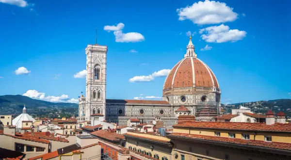 Florenz: Dom und Giottos Glockenturm unter blauem Himmel. Wie viele Tage braucht man, um diese Schönheit zu erkunden?