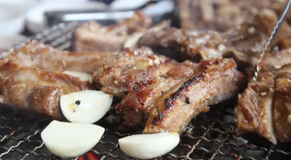 Saftige Spareribs grillen mit Knoblauch auf dem Rost. Ein Genuss für alle Sinne!