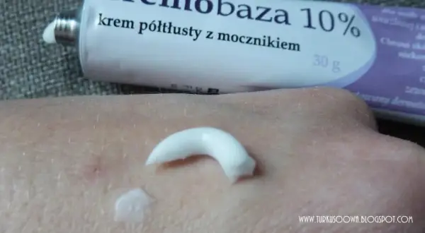 Kremobaza 10% z mocznikiem na suchą, szorstką skórę. Pomaga nawilżyć i zmiękczyć naskórek.