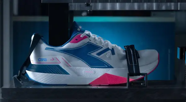 Scarpa da diadora running "Corsa" in fase di test, con dettagli blu e fucsia, pronta per la velocità.