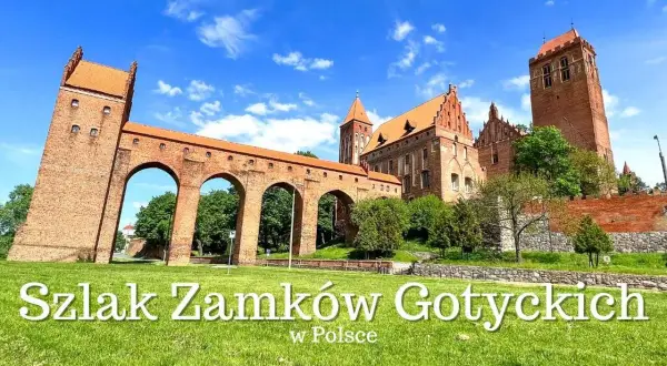 Imponujące zamki krzyżackie w Polsce, z charakterystycznymi ceglanymi murami i łukowymi przejściami, prezentują się wspaniale na tle błękitnego nieba.